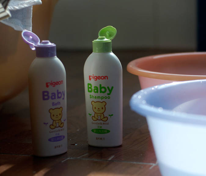 出生一周，丫头沐浴图